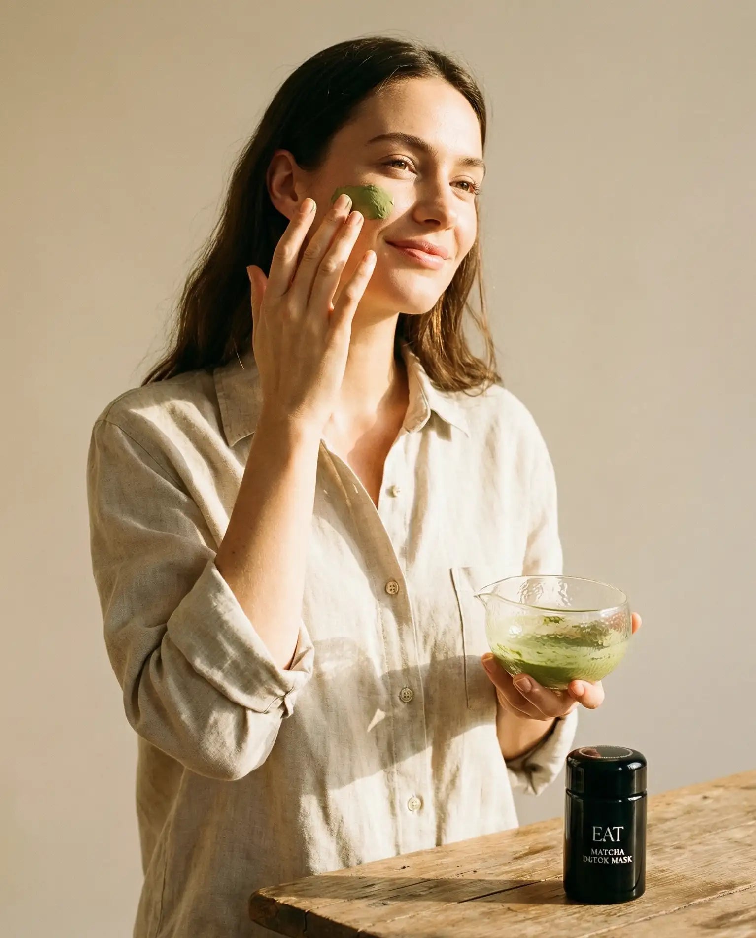 Bio matcha detox mask im Glas – frau