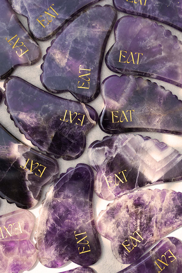 Amethyst Gua Sha in der Anwendung